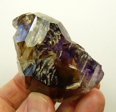 Quartz crystal with gas inclusions and moving bubbles