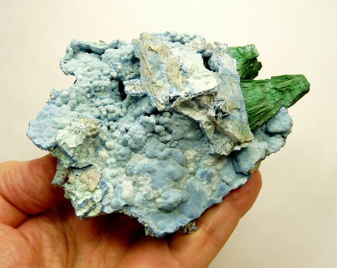 Specimen with three small vugs lined with shattuckite, quartz and calcite