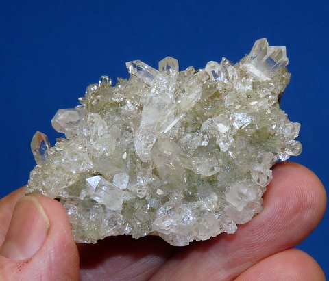 Druse of gemmy quartz crystals with greenish colour and epidote, on matrix